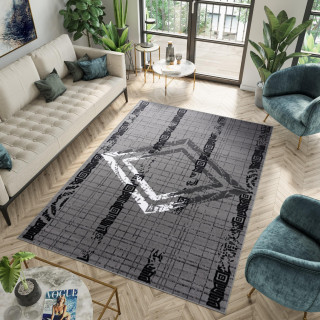 Koberec v sivej farbe so vzorom