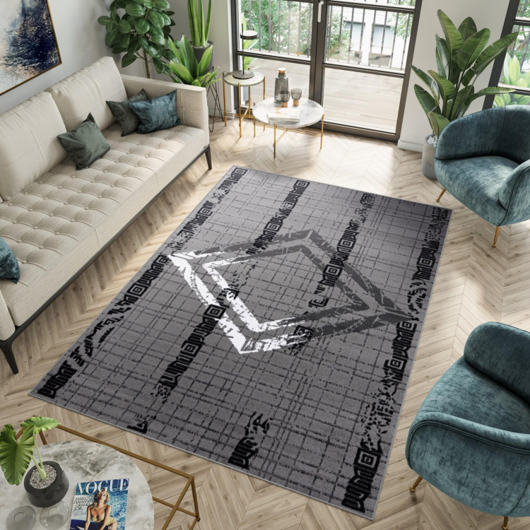 Koberec v sivej farbe so vzorom