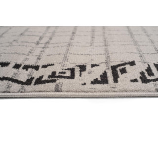 Koberec v sivej farbe so vzorom