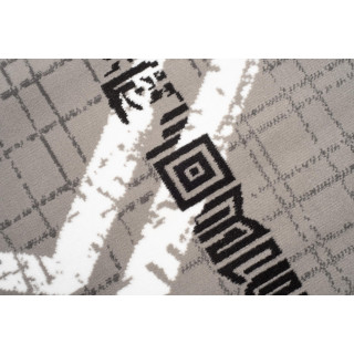 Koberec v sivej farbe so vzorom