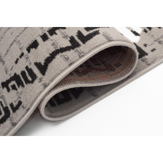 Koberec v sivej farbe so vzorom