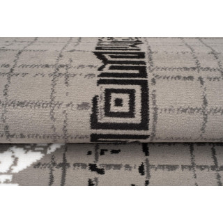 Koberec v sivej farbe so vzorom