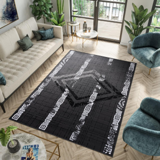 Tmavosivý koberec so vzorom