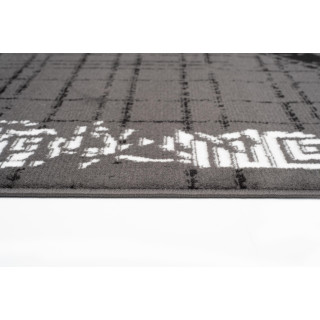 Tmavosivý koberec so vzorom