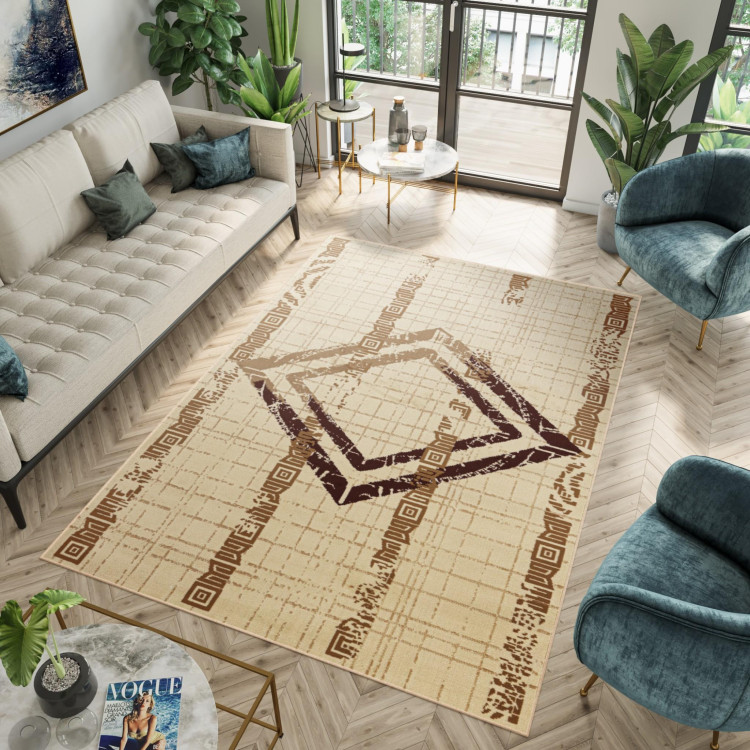 Koberec v krémovej farbe so vzorom