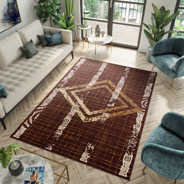 Hnedý koberec so vzorom