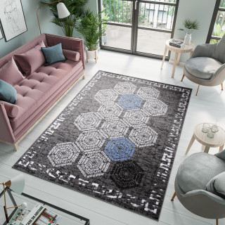 Sivý koberec s geometrickým vzorom