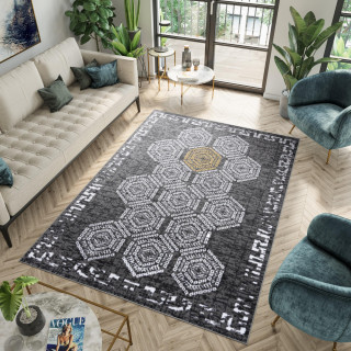 Vzorovaný koberec v sivej farbe