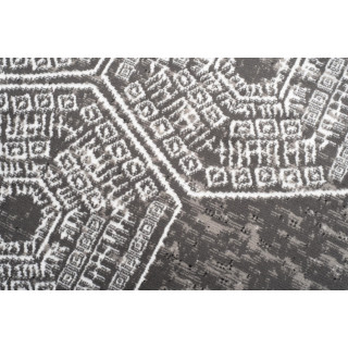 Sivý koberec s bielym vzorom