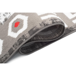 Sivý koberec s bielym vzorom