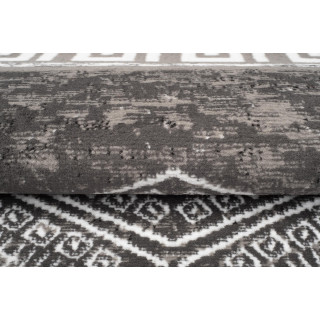 Sivý koberec s bielym vzorom