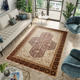 Koberec v krémovej farbe so vzorom