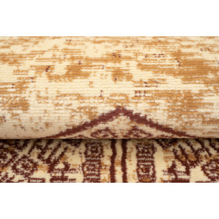 Koberec v krémovej farbe so vzorom