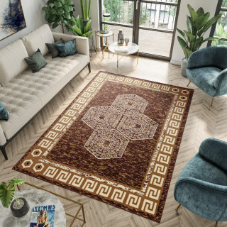 Koberec v hnedej farbe so vzorom