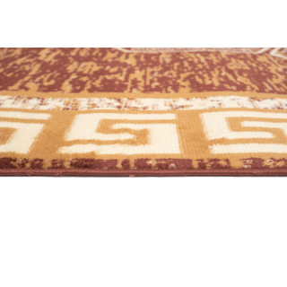 Koberec v hnedej farbe so vzorom