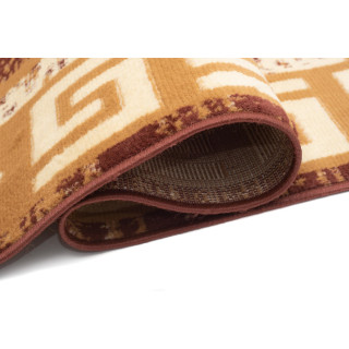 Koberec v hnedej farbe so vzorom