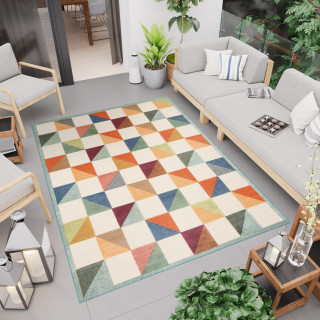 Krémový koberec s farebným vzorom