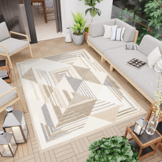 Koberec v krémovej farbe so vzorom