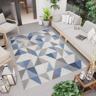 Svetlosivý koberec na terasu