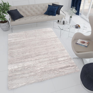 Chlpatý koberec v svetlosivej farbe