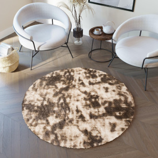 Shaggy okrúhly koberec hnedej farby