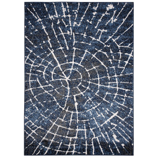 Tmavomodrý koberec so vzorom