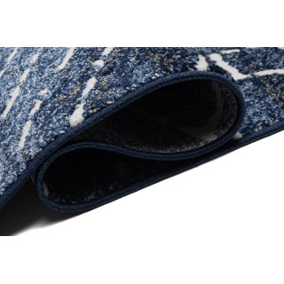 Tmavomodrý koberec so vzorom