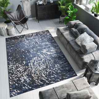 Vzorovaný koberec v tmavomodrej farbe