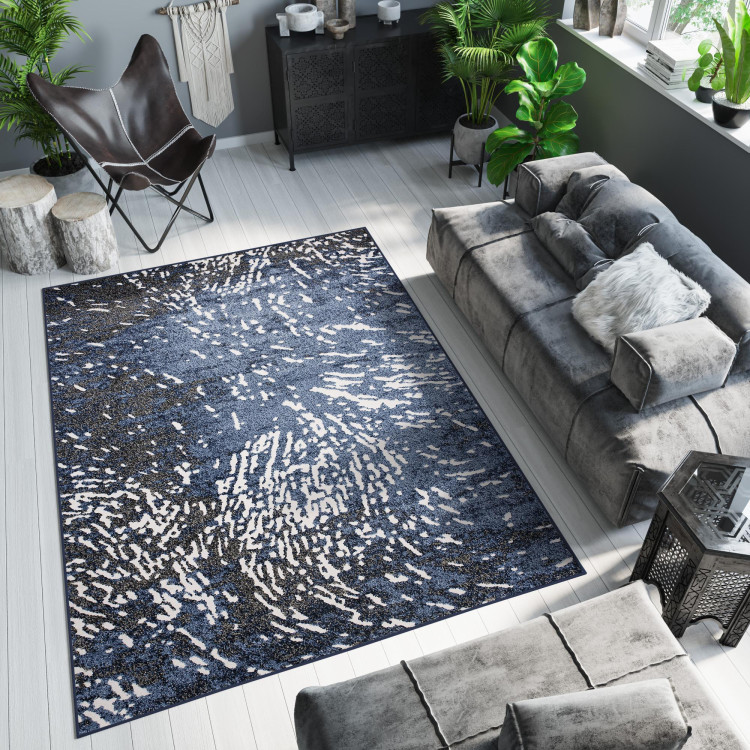Vzorovaný koberec v tmavomodrej farbe