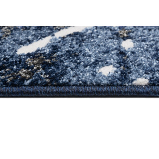 Vzorovaný koberec v tmavomodrej farbe