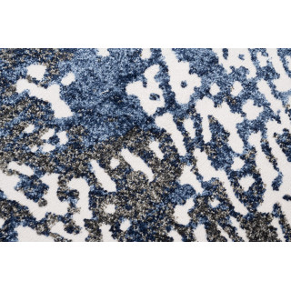 Vzorovaný koberec v tmavomodrej farbe