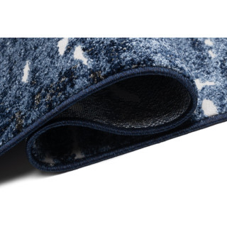 Vzorovaný koberec v tmavomodrej farbe