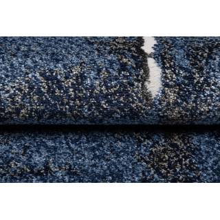 Vzorovaný koberec v tmavomodrej farbe