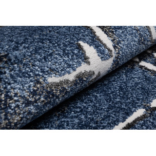 Vzorovaný koberec v tmavomodrej farbe