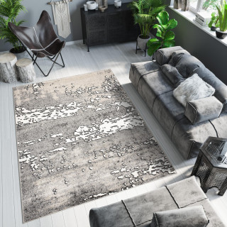 Koberec svetlosivej farby so vzorom