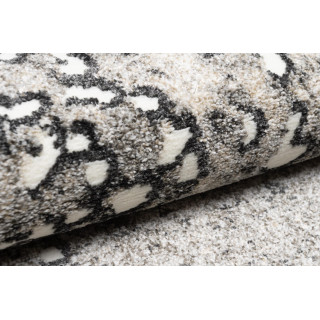 Koberec svetlosivej farby so vzorom