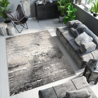 Koberec v krémovej farbe so vzorom