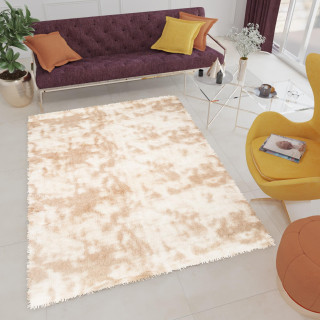 Shaggy koberec svetlo-béžovej farby