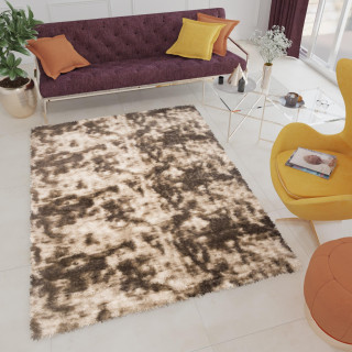 Hnedý koberec so vzorom