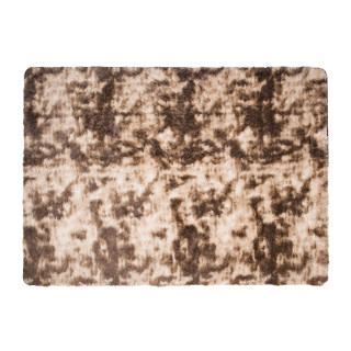 Hnedý koberec so vzorom