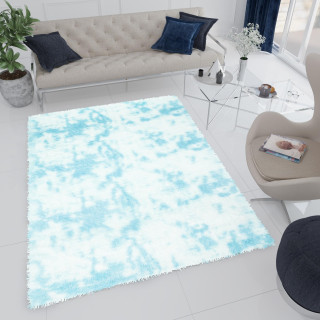 Moderný koberec modrej farby