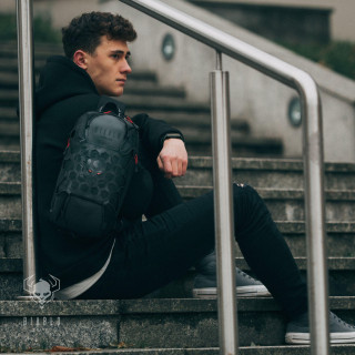 Črn nahrbtnik s torbico Diablo Chairs