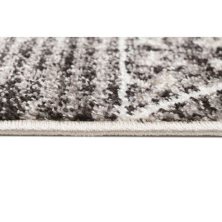 Sivý koberec s trojuholníkovým vzorom