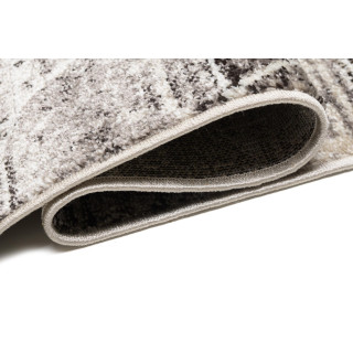 Sivý koberec s trojuholníkovým vzorom