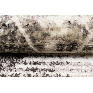 Sivý koberec s trojuholníkovým vzorom