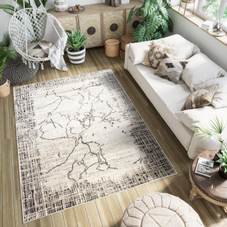 Koberec v hnedej farbe so vzorom