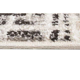 Koberec v hnedej farbe so vzorom