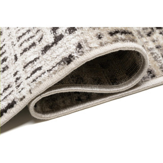 Koberec v hnedej farbe so vzorom