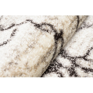 Koberec v hnedej farbe so vzorom