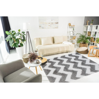 Moderný shaggy koberec v sivo-bielej farbe